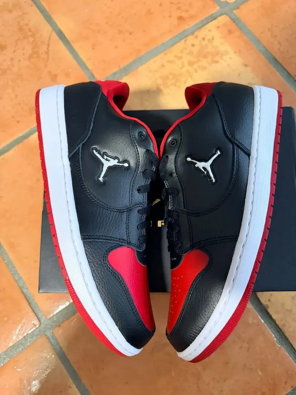 Jordan Court Connect Low Men's Sneakers - Black/Gym Red/White